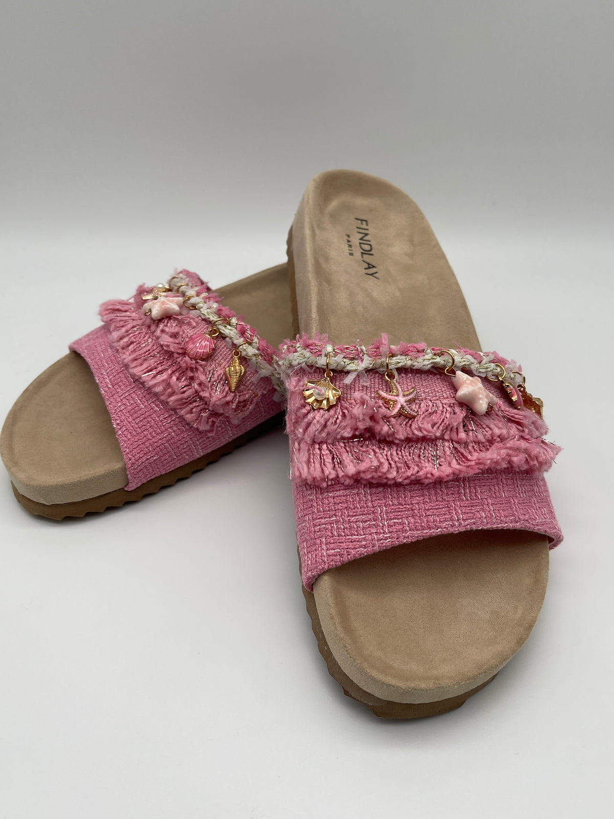 Sandalen mit Details in Rosa