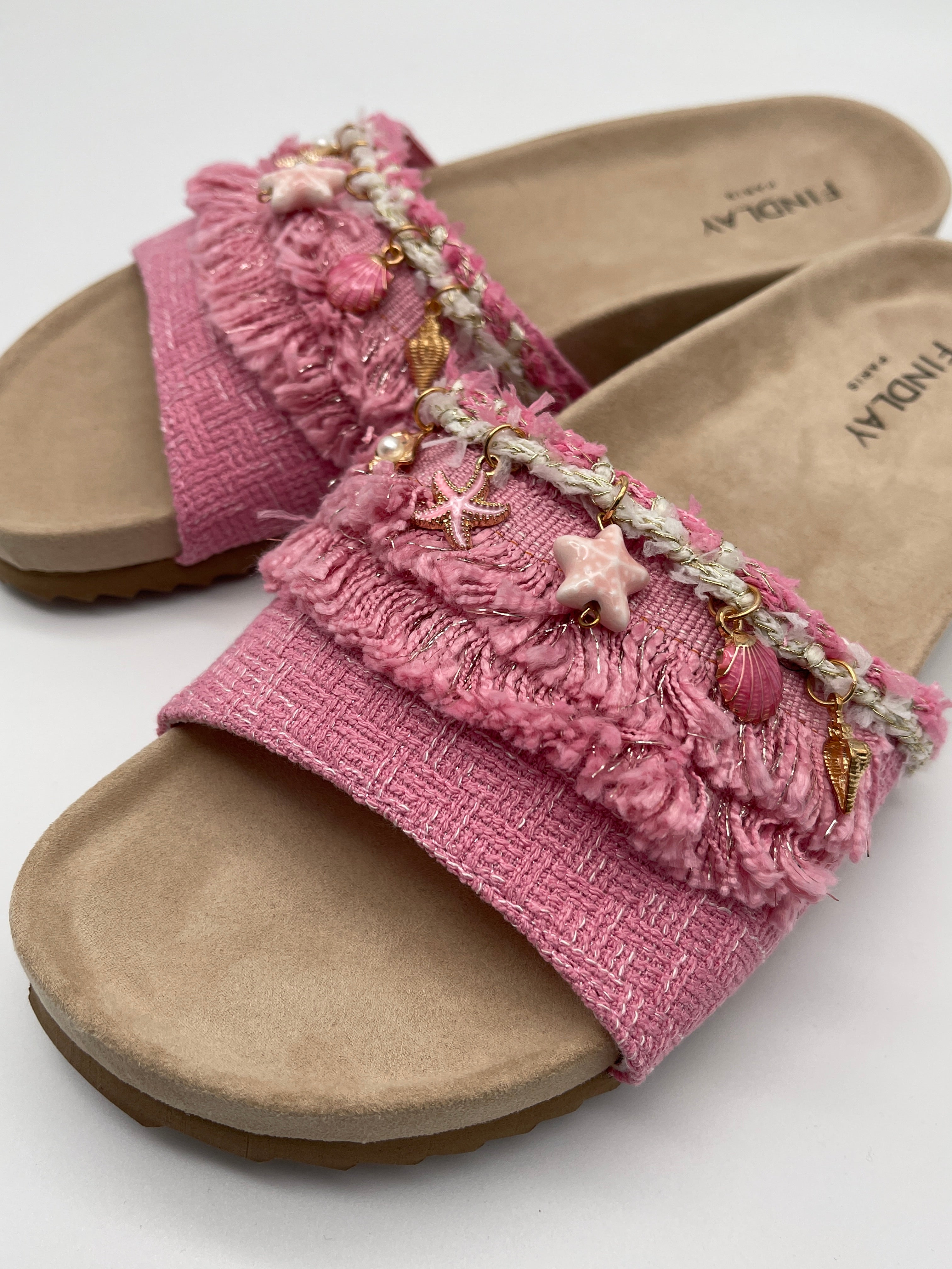 Sandalen mit Details in Rosa