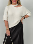 Flauschiger Pullover mit Cut-out-Ausschnitt in Creme