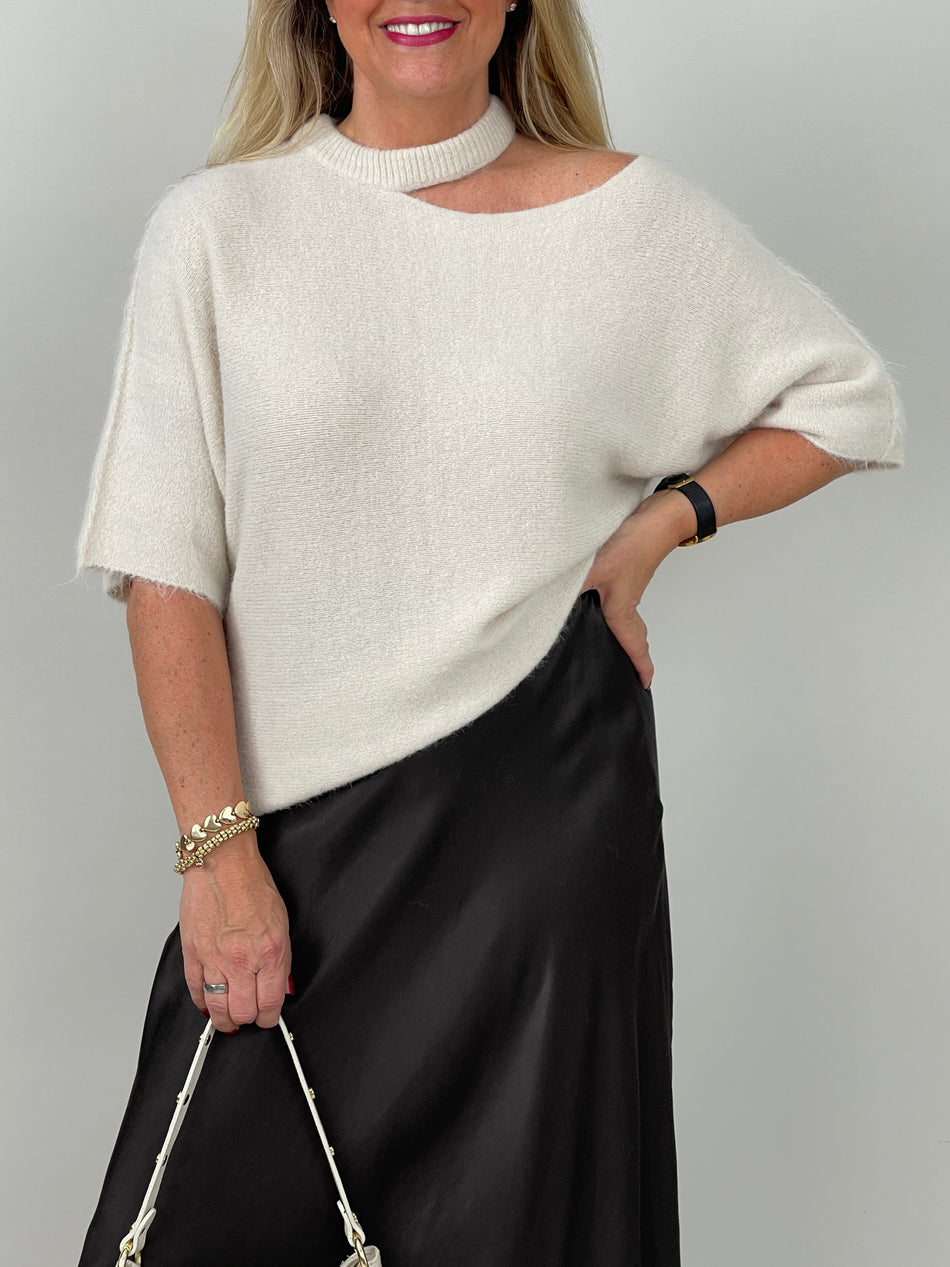 Flauschiger Pullover mit Cut-out-Ausschnitt in Creme