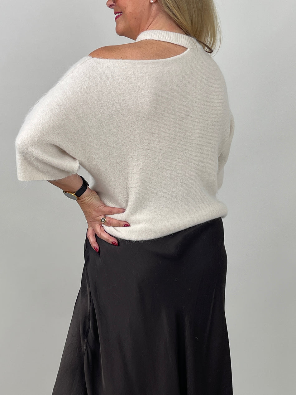 Flauschiger Pullover mit Cut-out-Ausschnitt in Creme