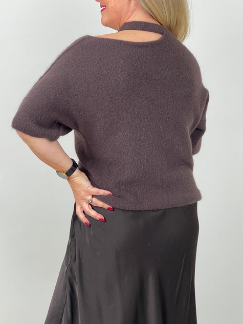 Flauschiger Pullover mit Cut-out-Ausschnitt in Mokka