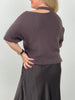 Flauschiger Pullover mit Cut-out-Ausschnitt in Mokka