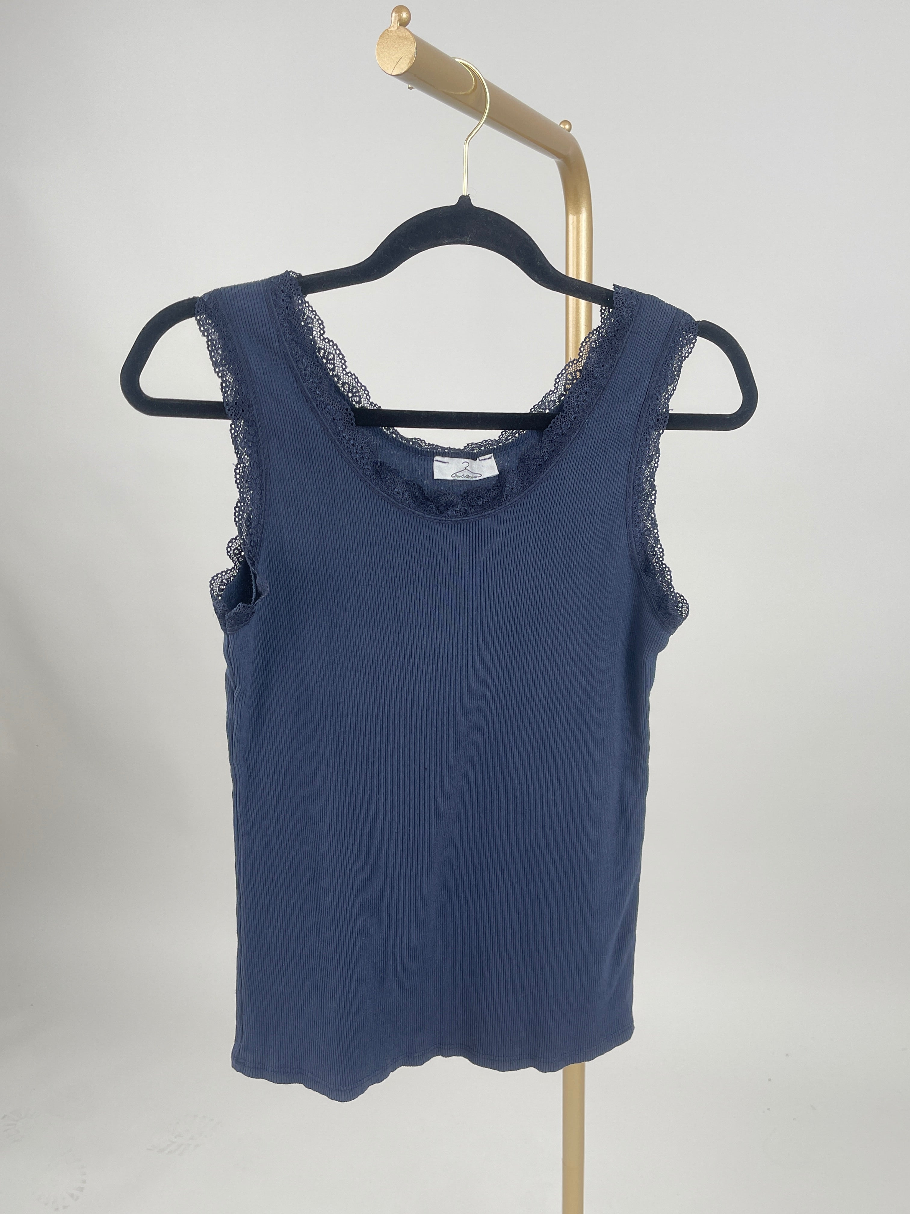 Top mit Spitze in versch. Farben