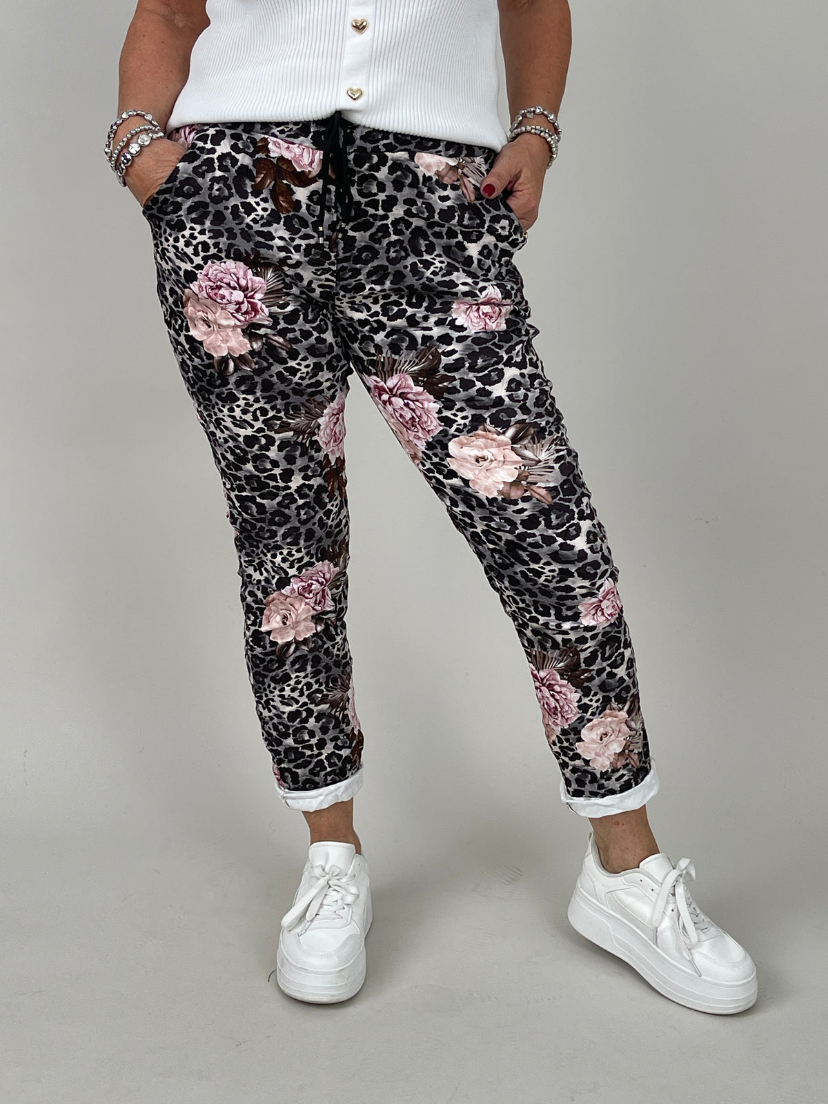 Velours-Hose mit Blumenprint Schwarz/Grau