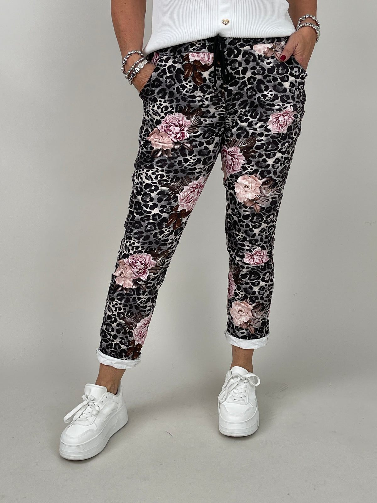 Velours-Hose mit Blumenprint Schwarz/Grau