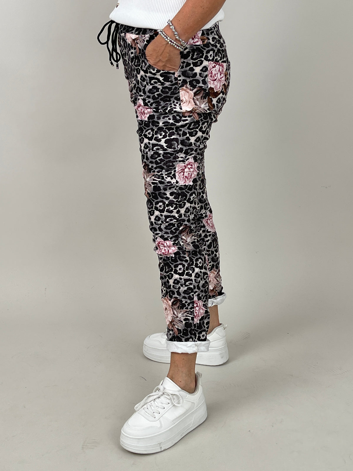 Velours-Hose mit Blumenprint Schwarz/Grau