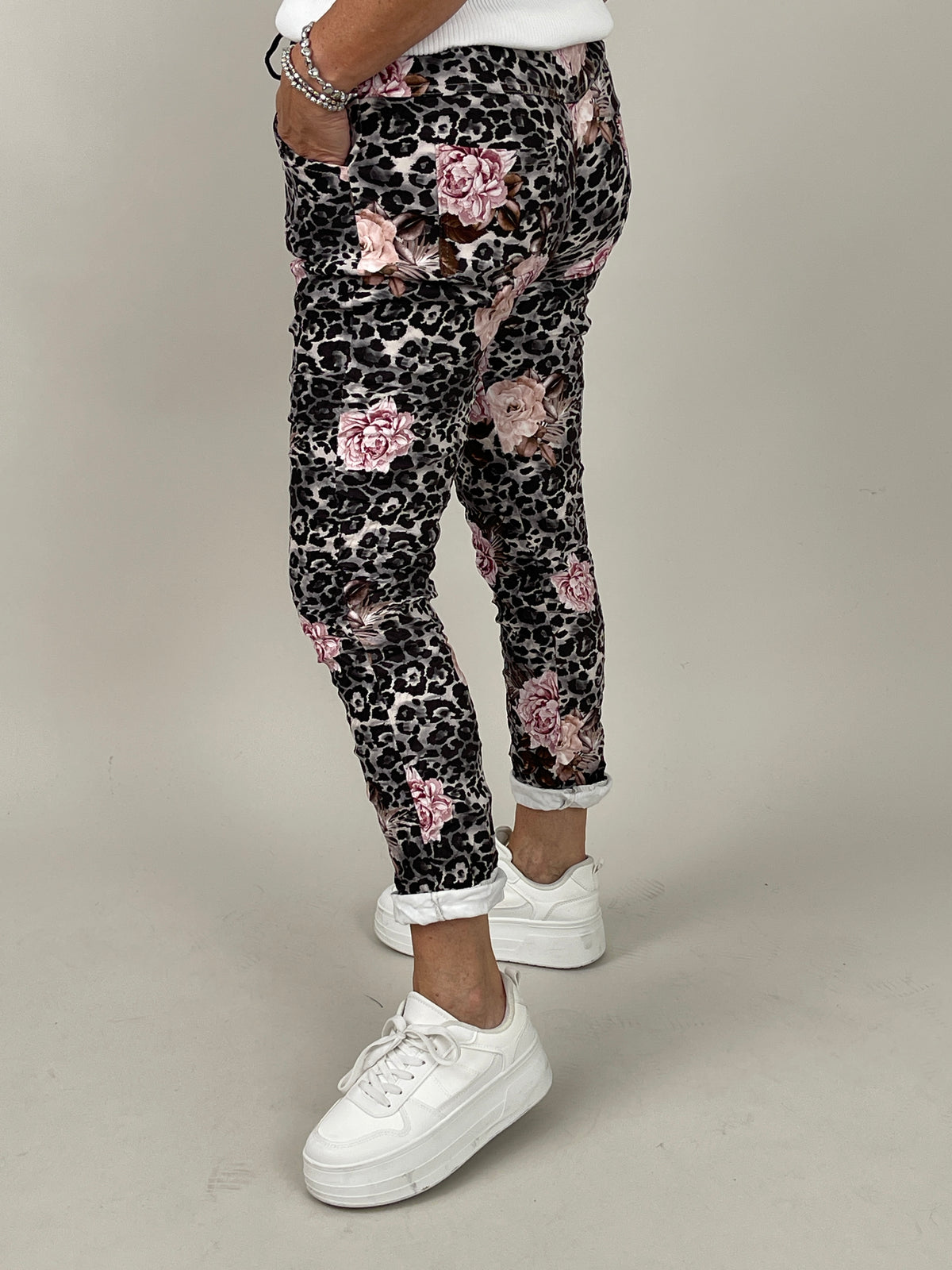 Velours-Hose mit Blumenprint Schwarz/Grau