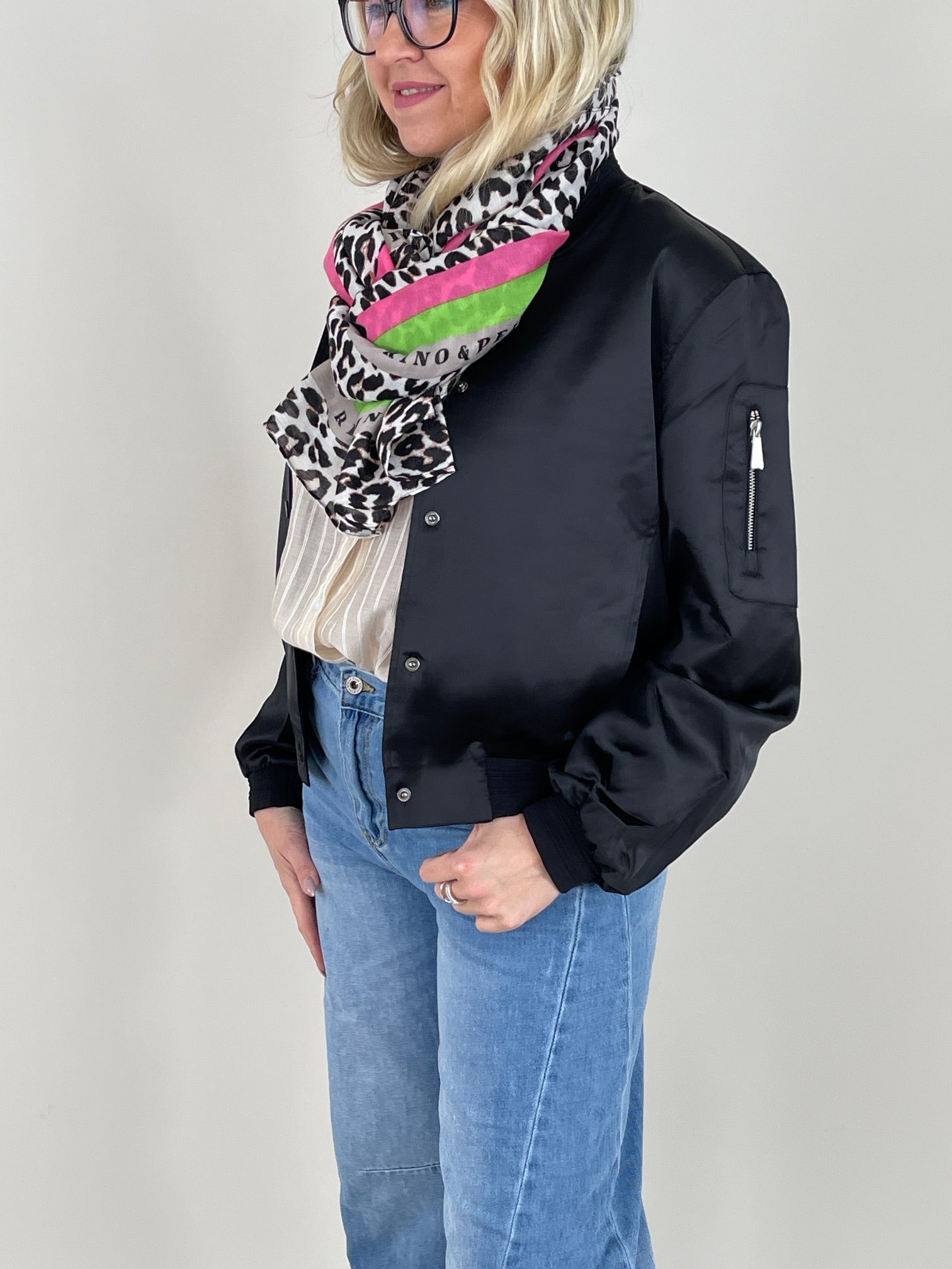 Bomber Jacke Banner in Schwarz von Rino&Pelle