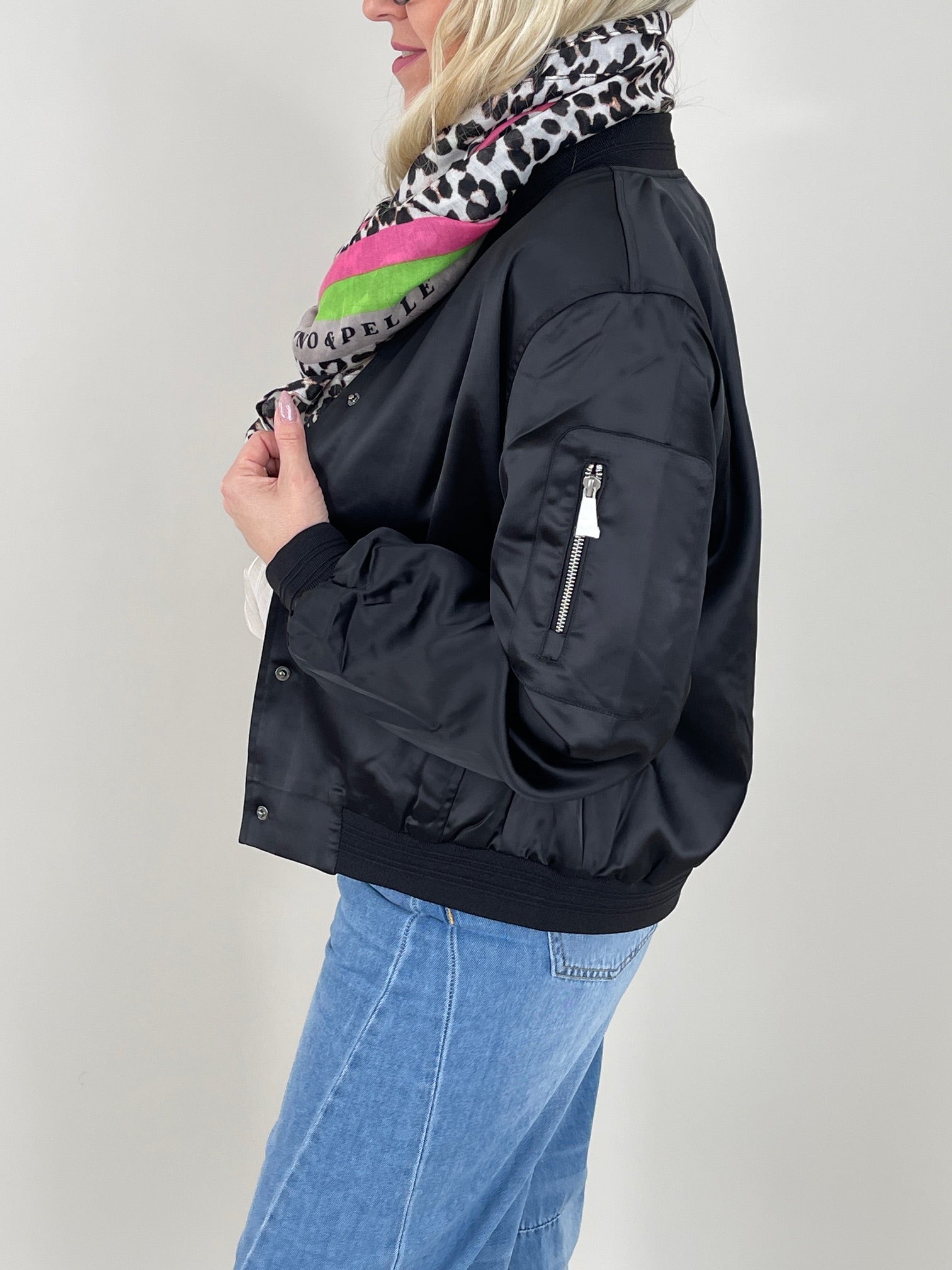 Bomber Jacke Banner in Schwarz von Rino&Pelle