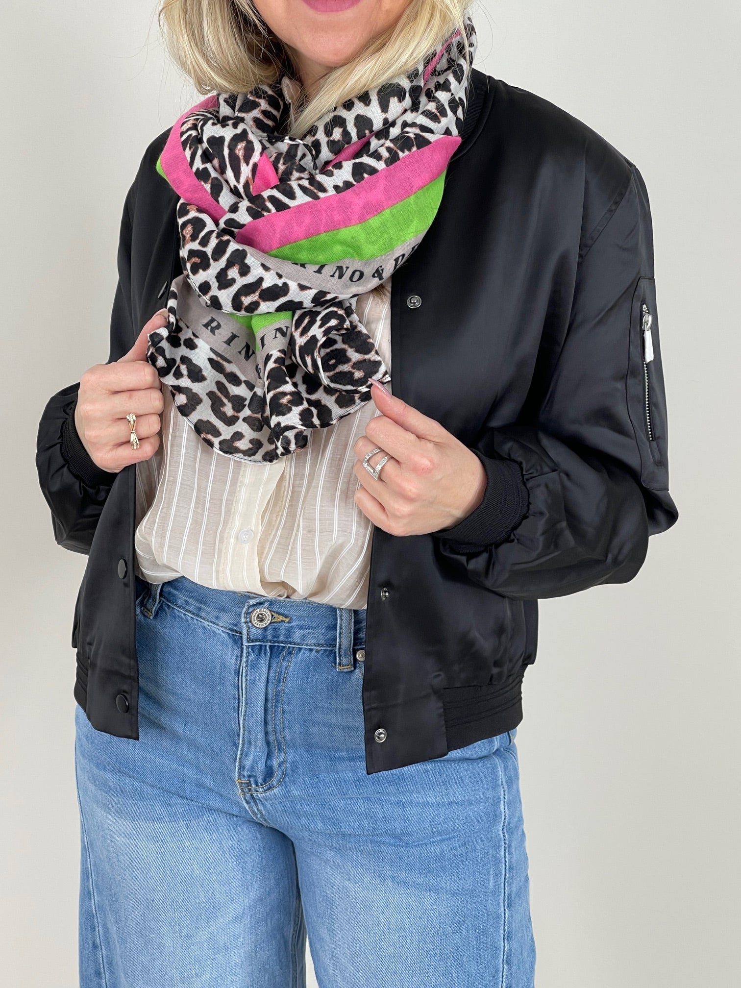 Bomber Jacke Banner in Schwarz von Rino&Pelle