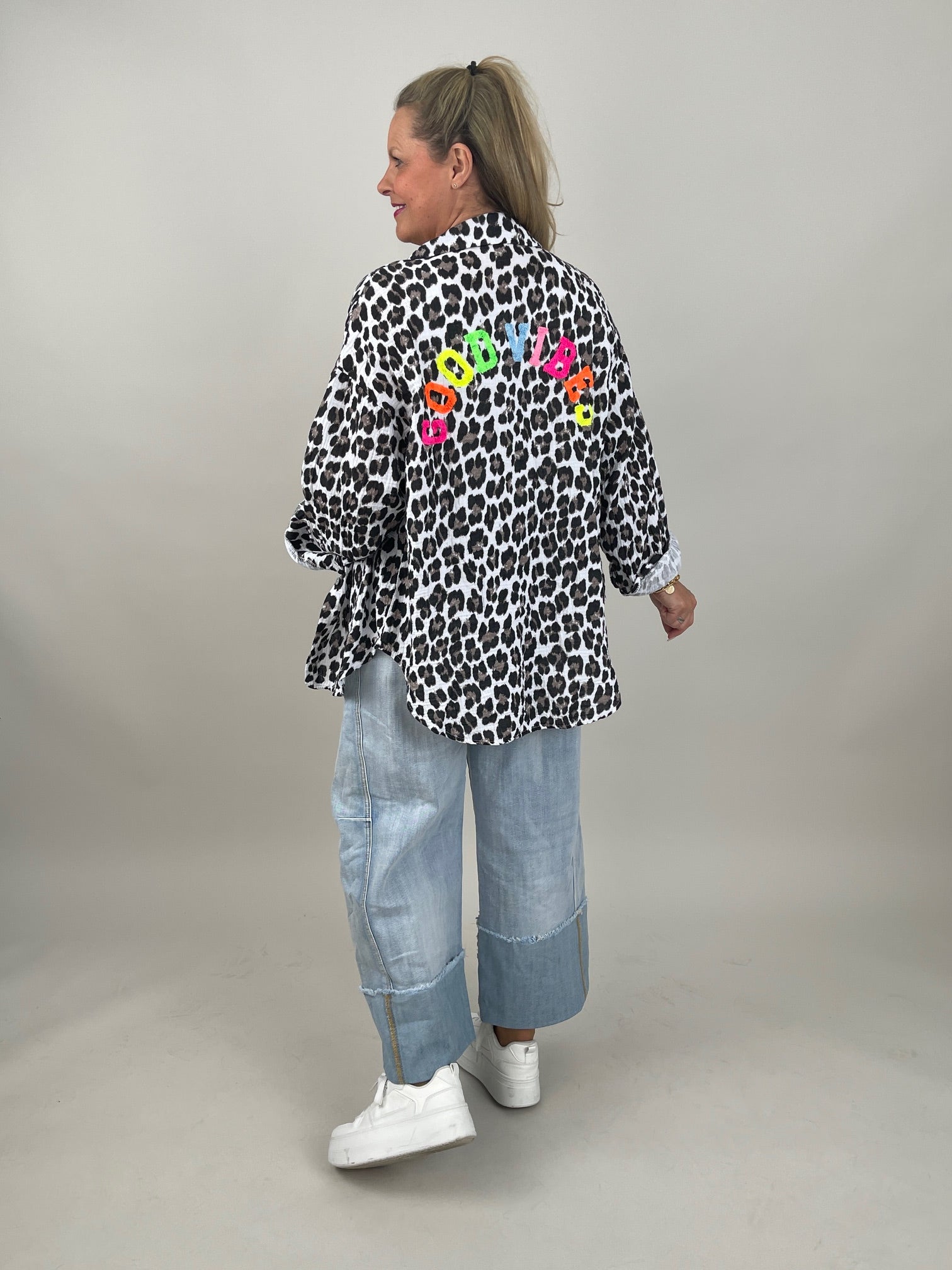 Musselin Bluse Good Vibes im Leo-Muster