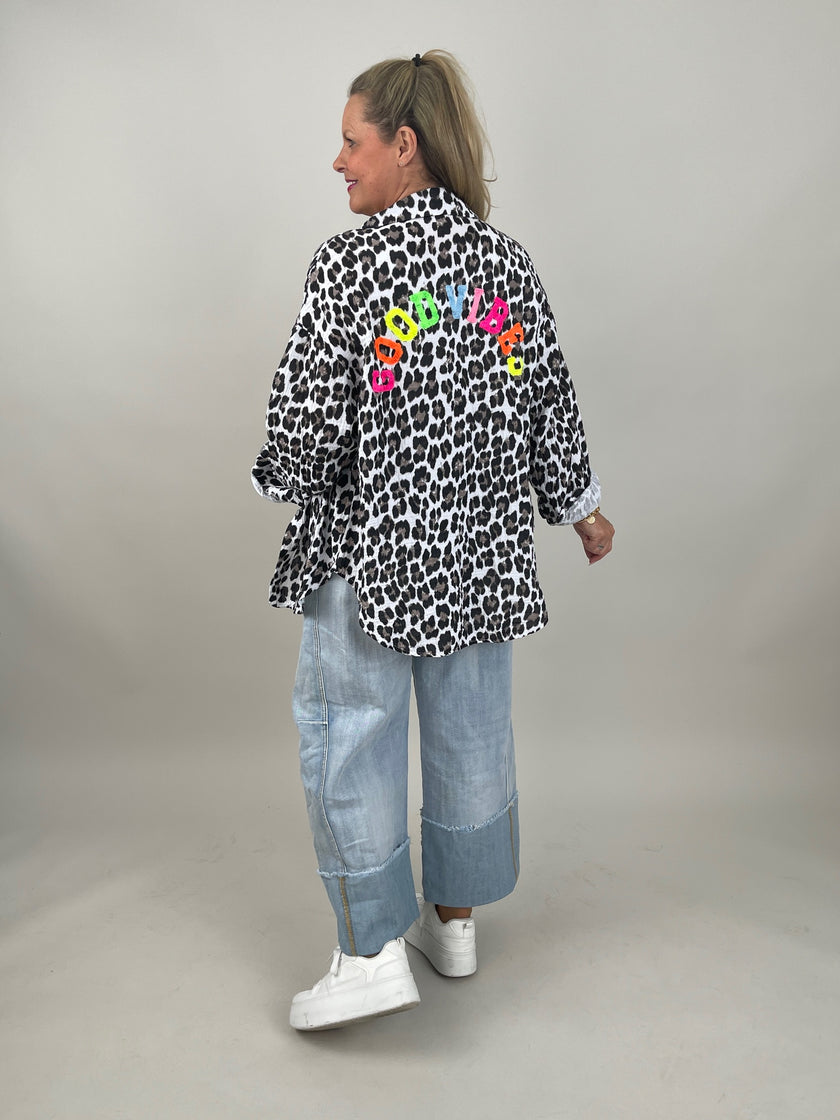 Musselin Bluse Good Vibes im Leo-Muster
