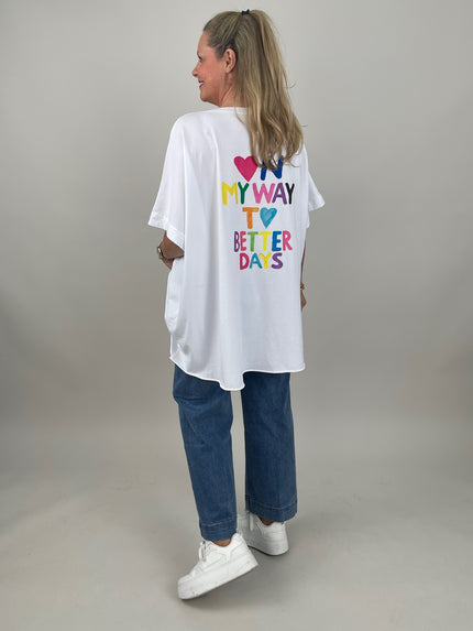 T-Shirt bunter Schriftzug in Weiß
