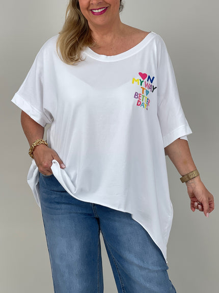 T-Shirt bunter Schriftzug in Weiß