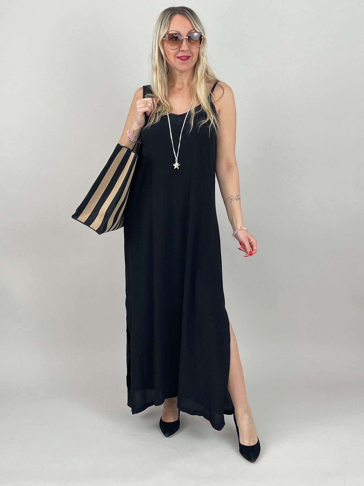 Kleid Satin-Ausschnitt in Schwarz