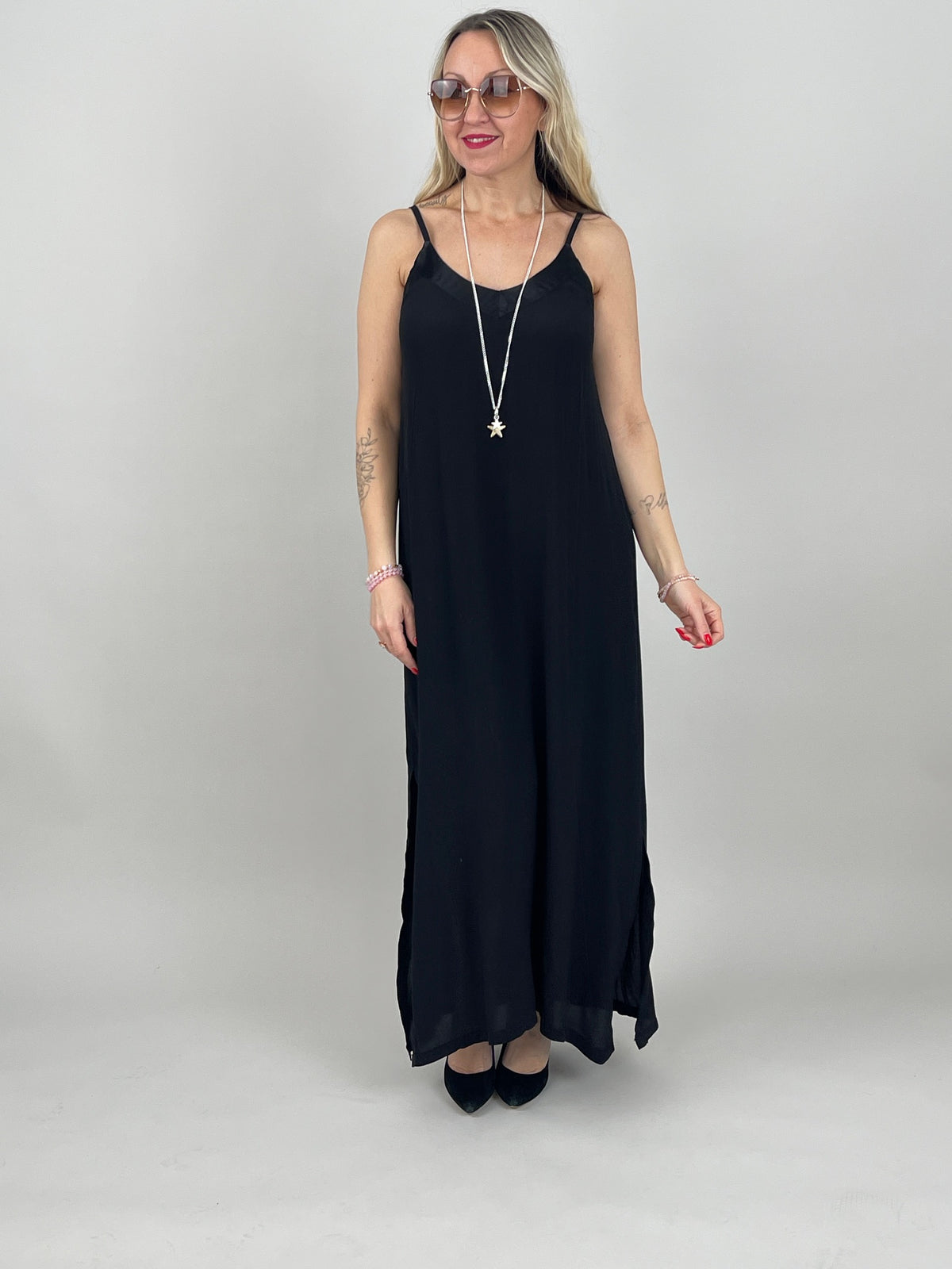 Kleid Satin-Ausschnitt in Schwarz