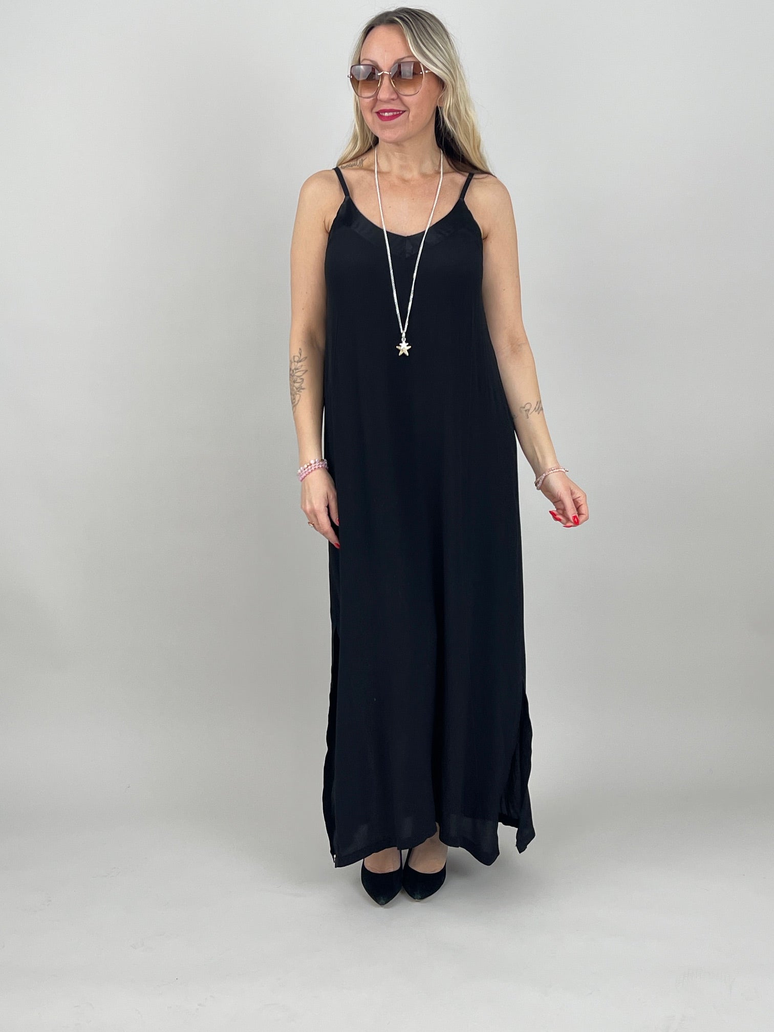 Kleid Satin-Ausschnitt in Schwarz