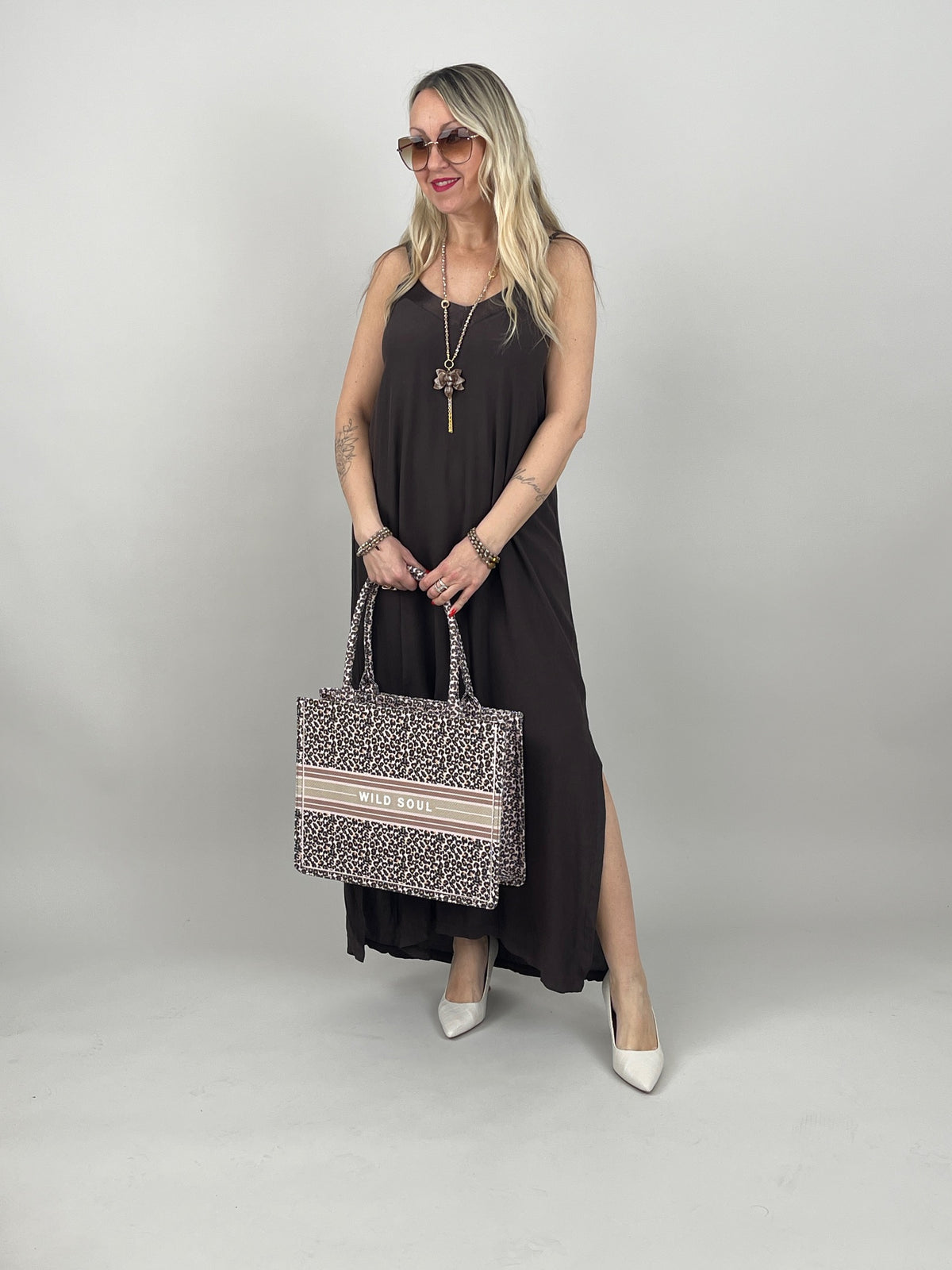 Kleid Satin-Ausschnitt in Mokka