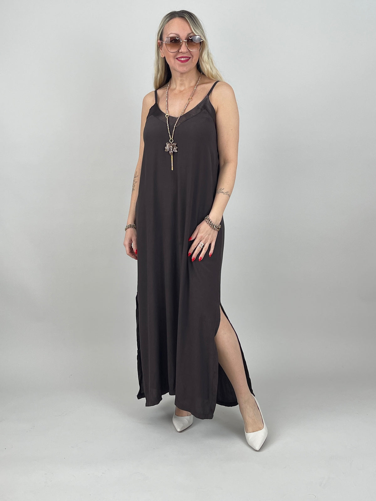 Kleid Satin-Ausschnitt in Mokka