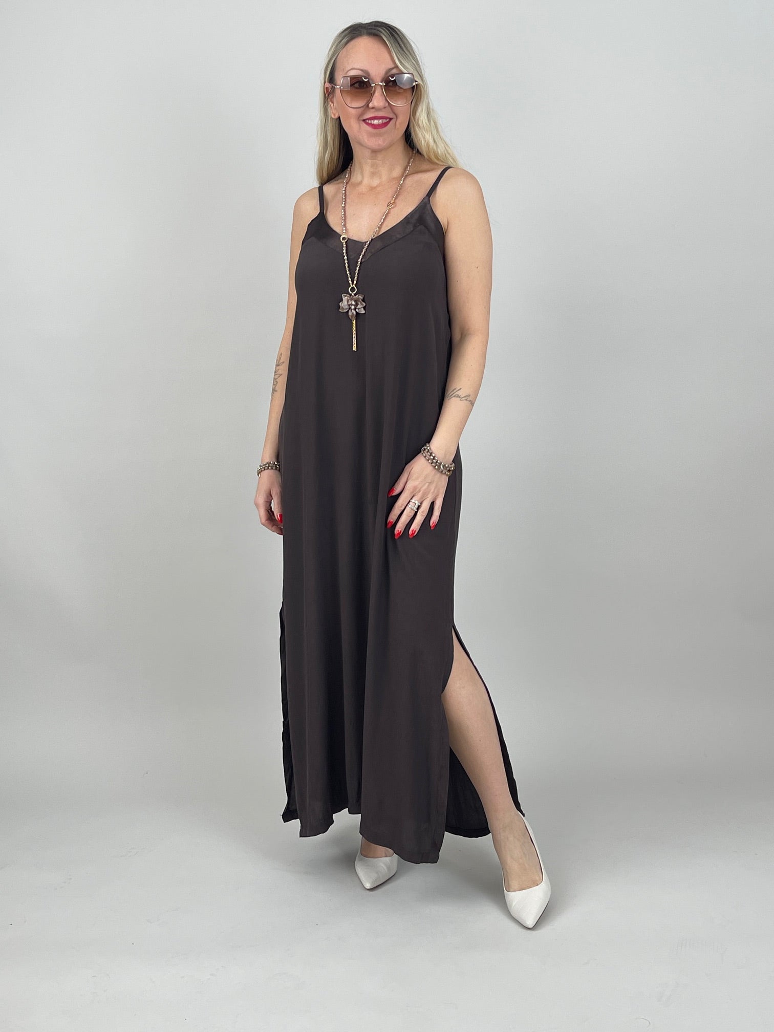 Kleid Satin-Ausschnitt in Mokka