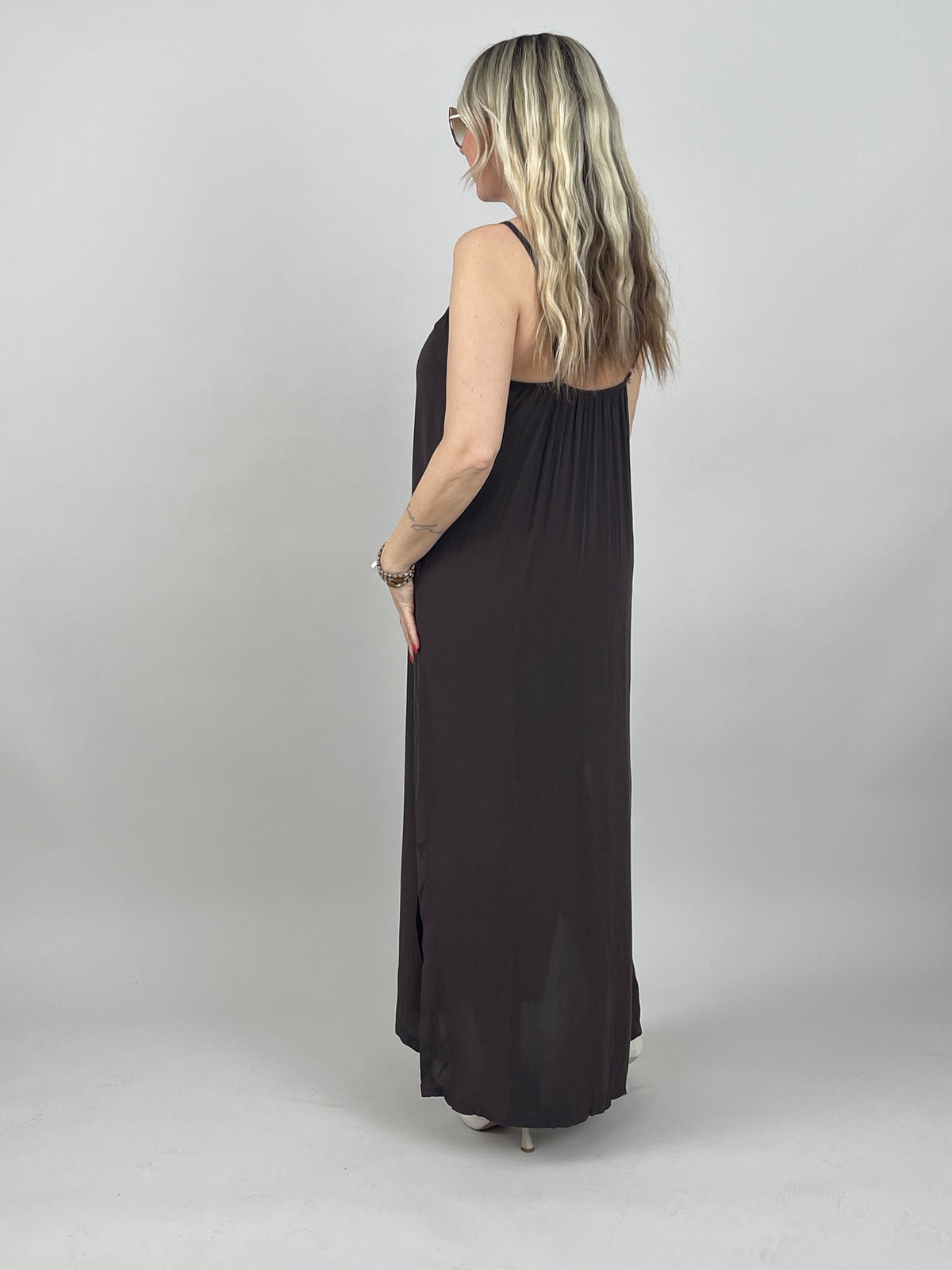 Kleid Satin-Ausschnitt in Mokka