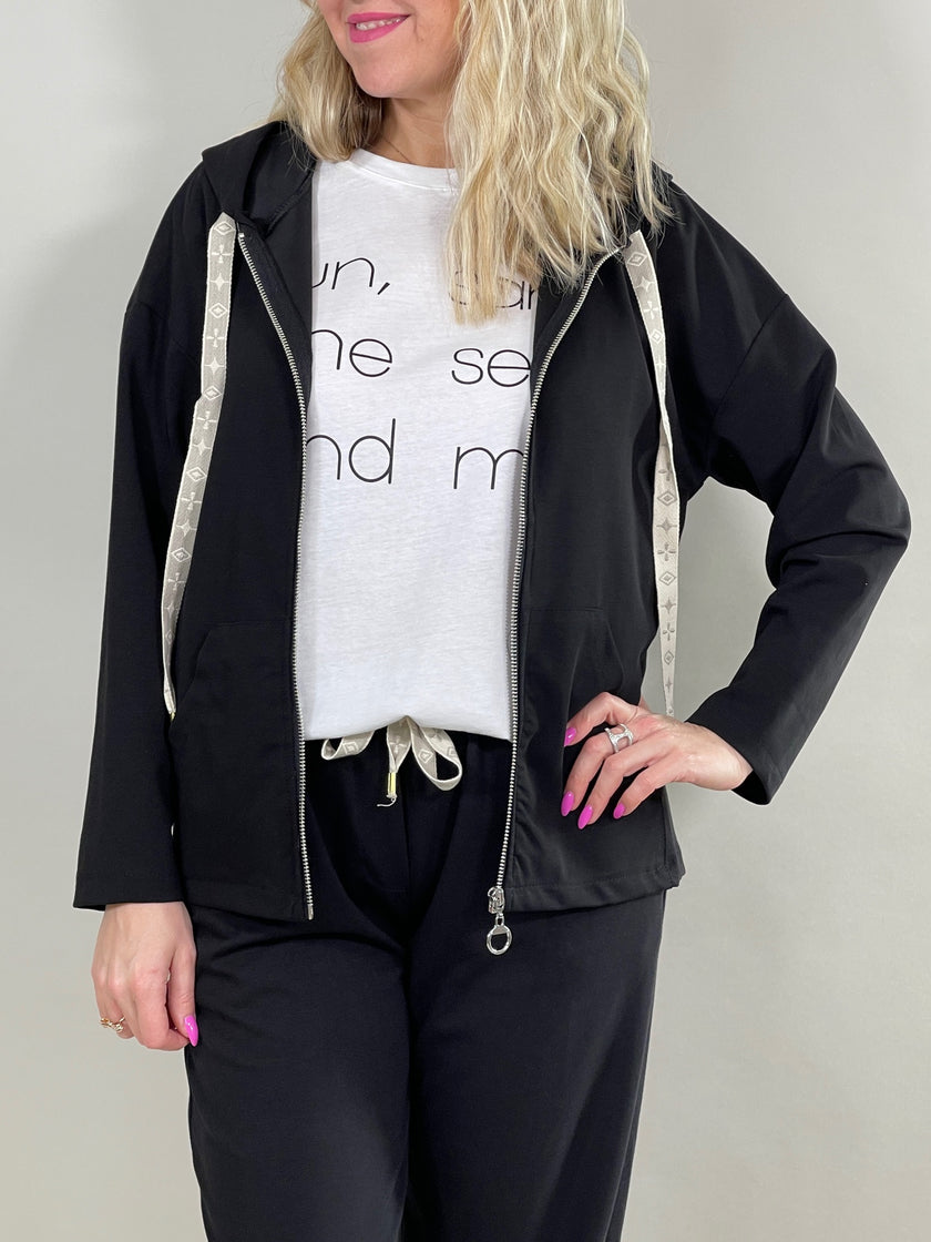 Sweatjacke mit Kapuze und Bändern in versch. Farben Artikel 5601