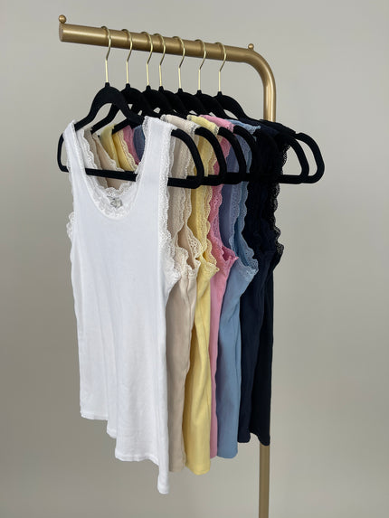 Top mit Spitze in versch. Farben