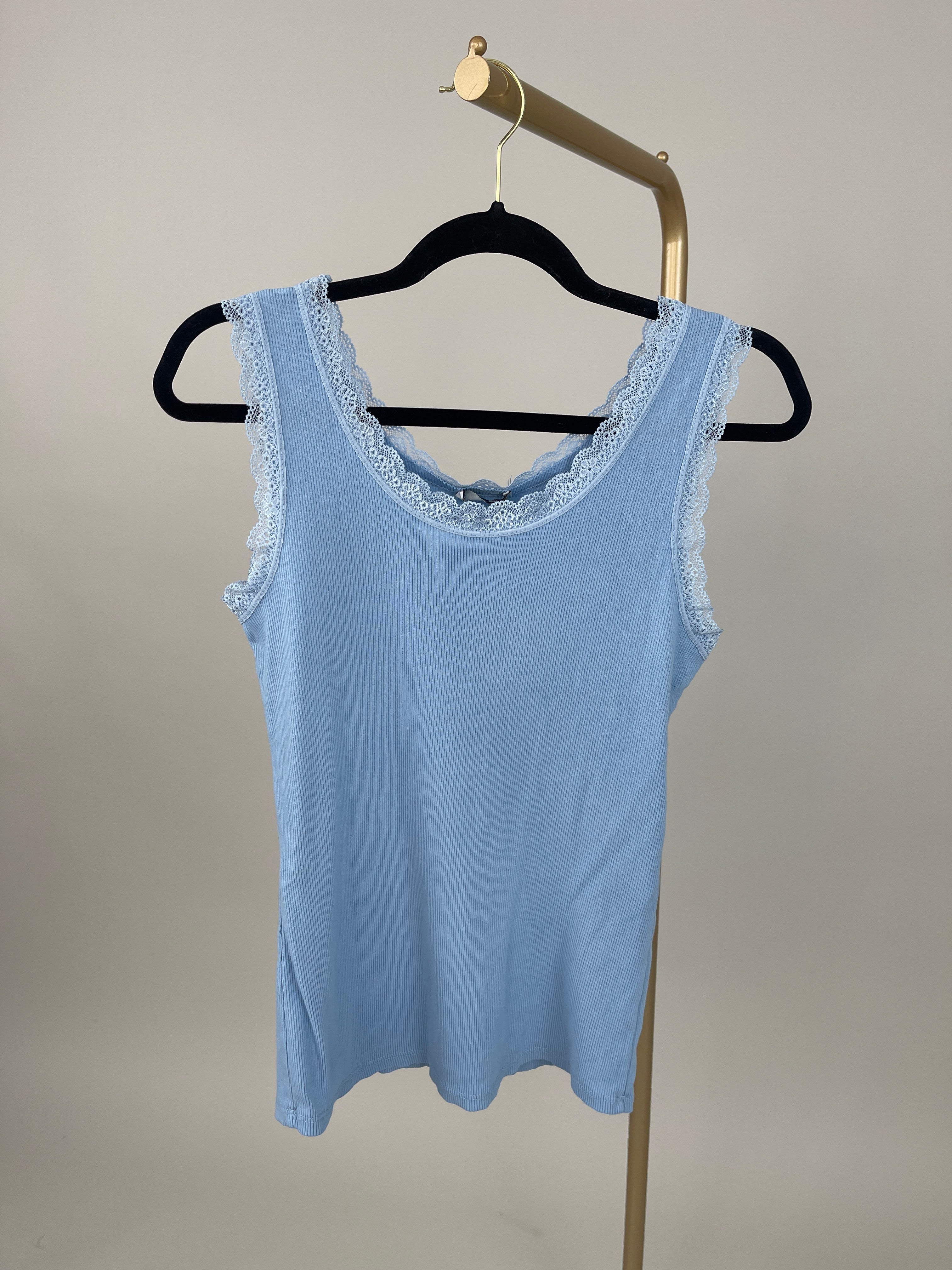 Top mit Spitze in versch. Farben