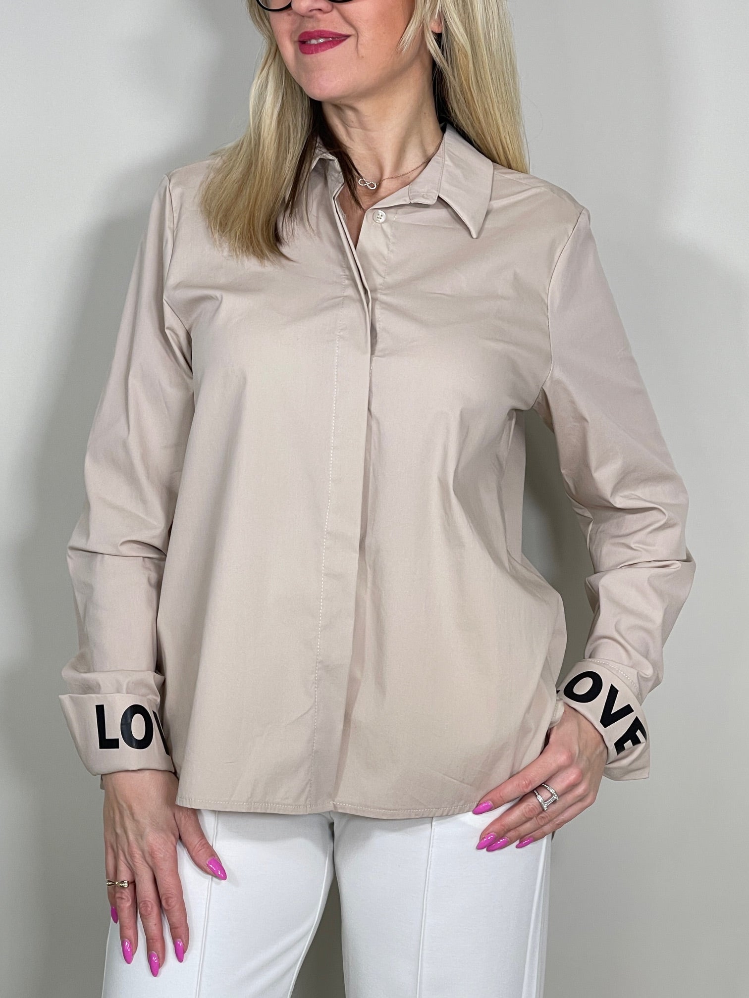 Bluse Classic mit Schriftzug am Ärmel in versch. Farben
