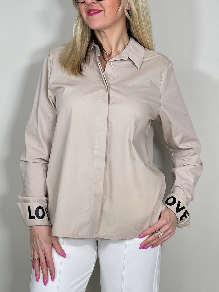 Bluse Classic mit Schriftzug am Ärmel in versch. Farben Artikel 5371