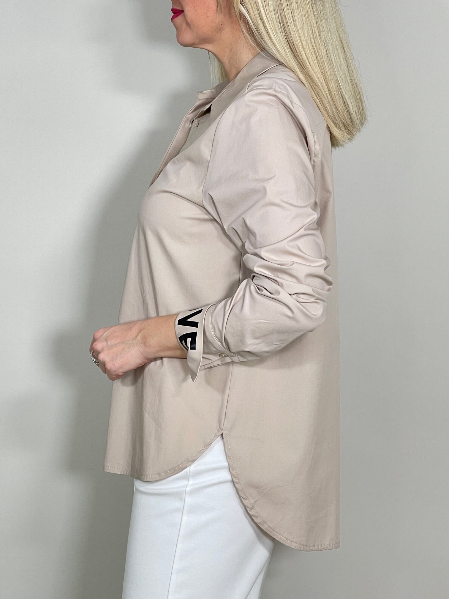 Bluse Classic mit Schriftzug am Ärmel in versch. Farben