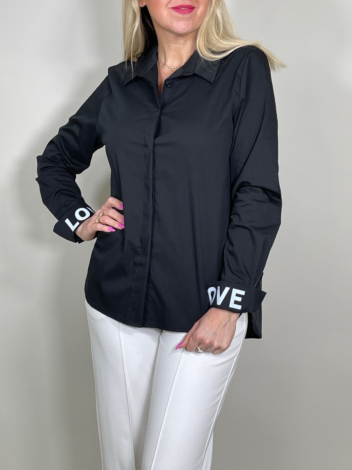 Bluse Classic mit Schriftzug am Ärmel in versch. Farben