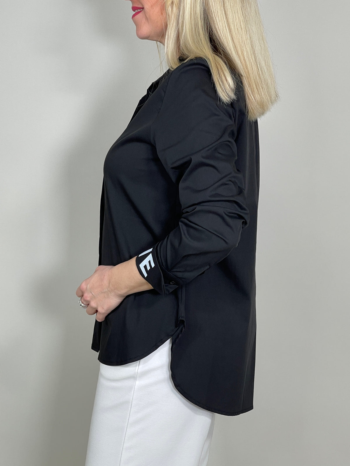 Bluse Classic mit Schriftzug am Ärmel in versch. Farben