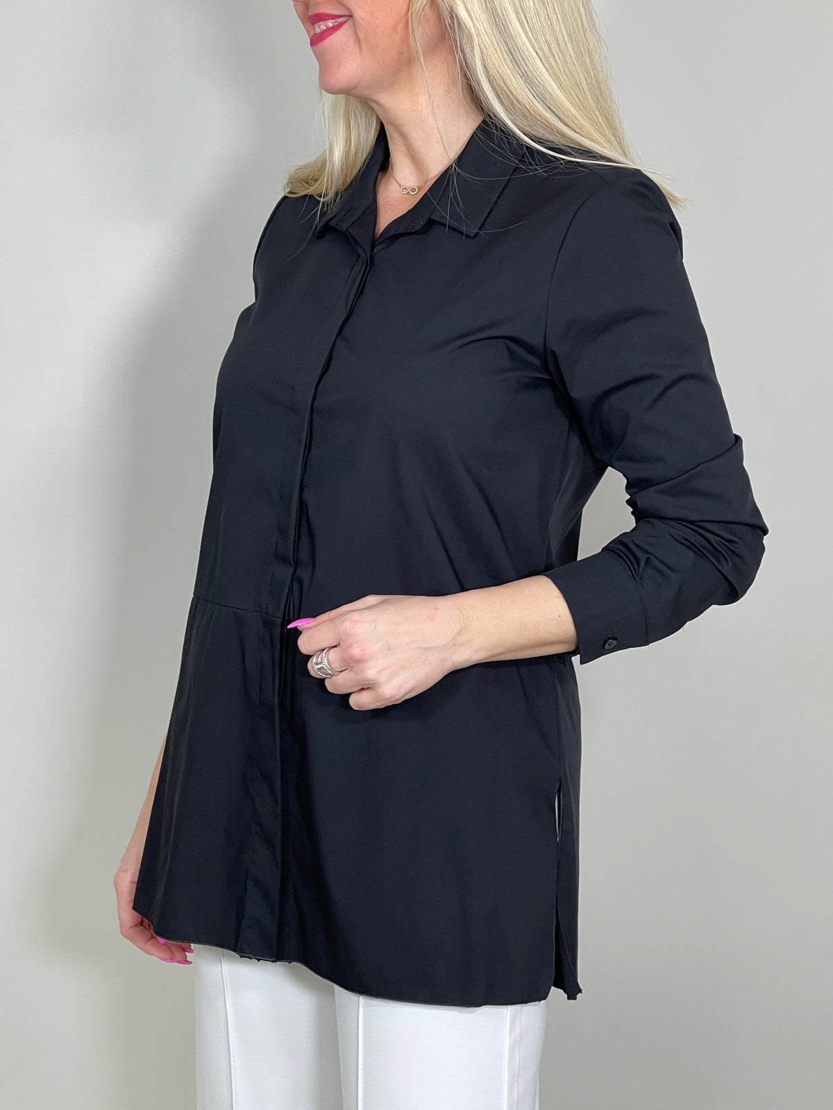 Bluse Classic mit verdeckter Knopfleiste in Schwarz