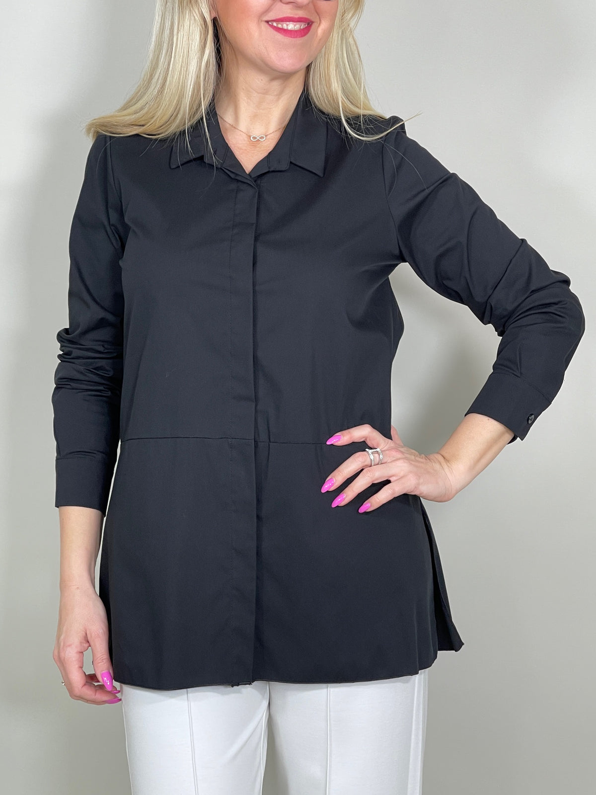 Bluse Classic mit verdeckter Knopfleiste in Schwarz