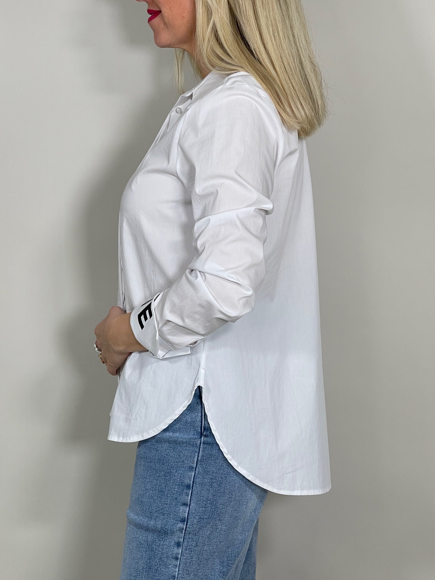 Bluse Classic mit Schriftzug am Ärmel in versch. Farben
