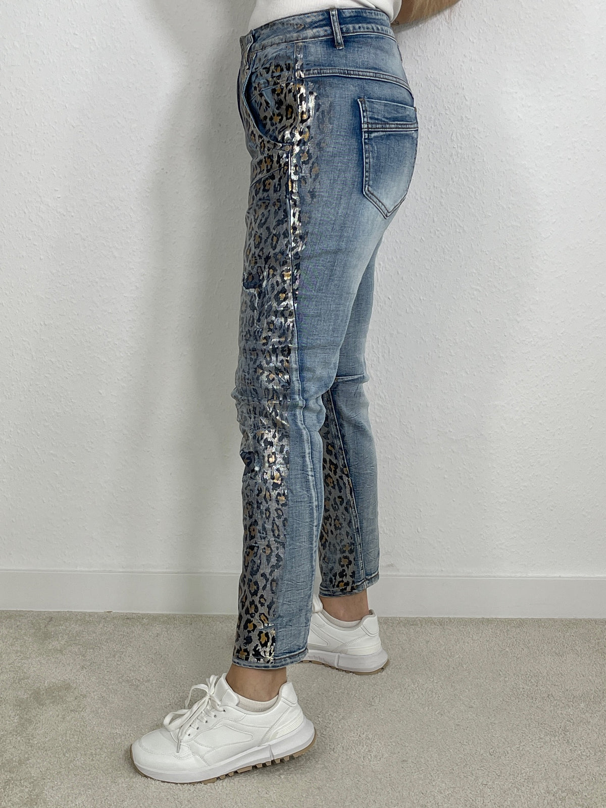 Jeans mit Leo-Aufdruck