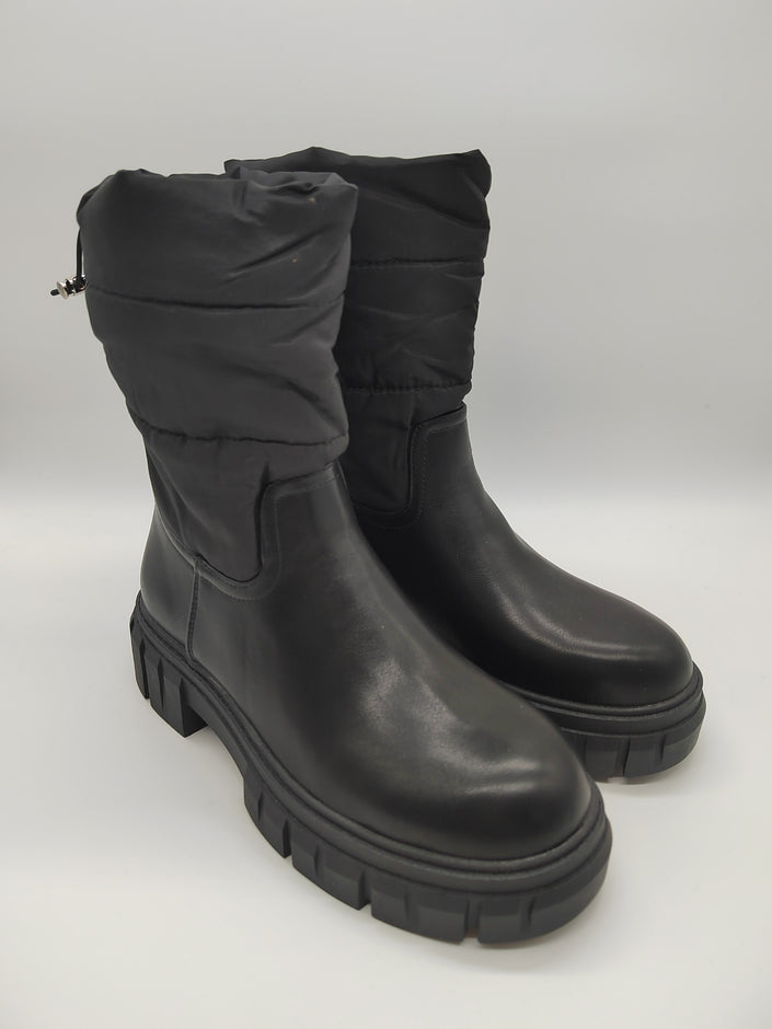 Boots mit Stoffeinsatz in versch. Farben