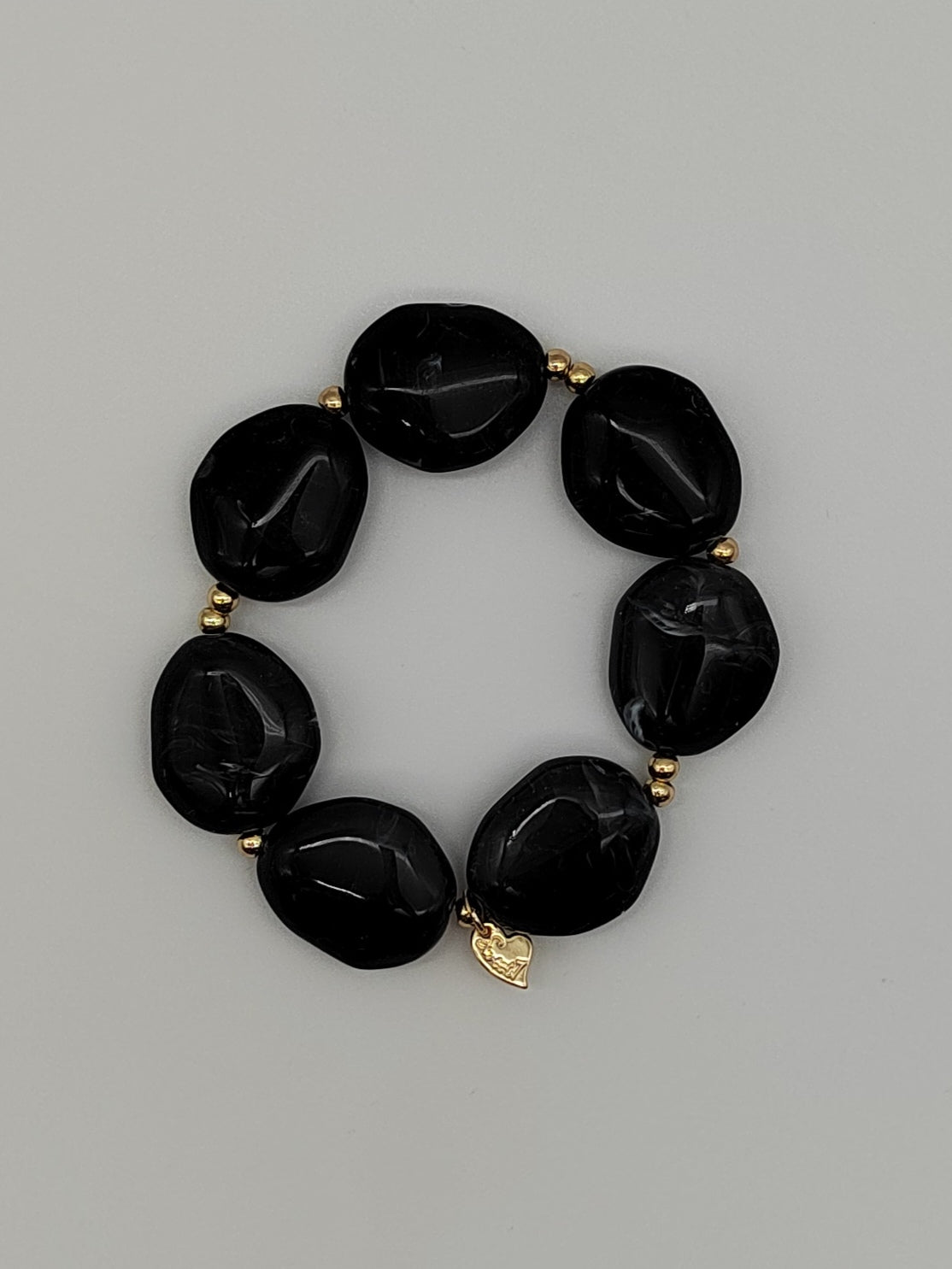 Armband mit Steinen in versch. Farben