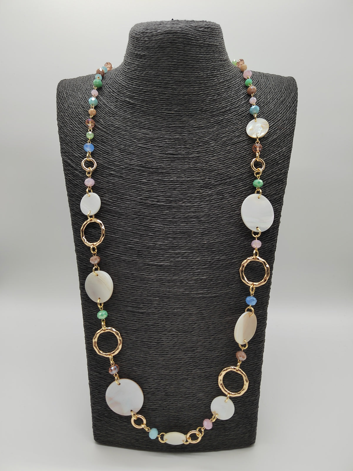 Kette mit bunten Gliedern und Shell