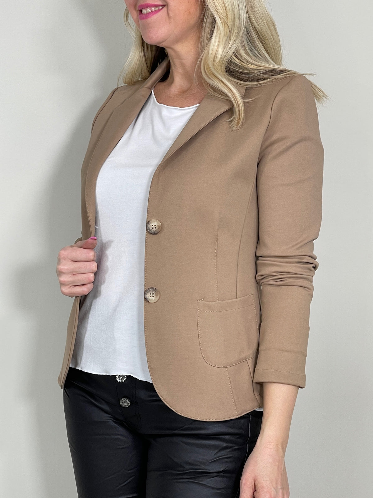 Blazer Classic in Camel