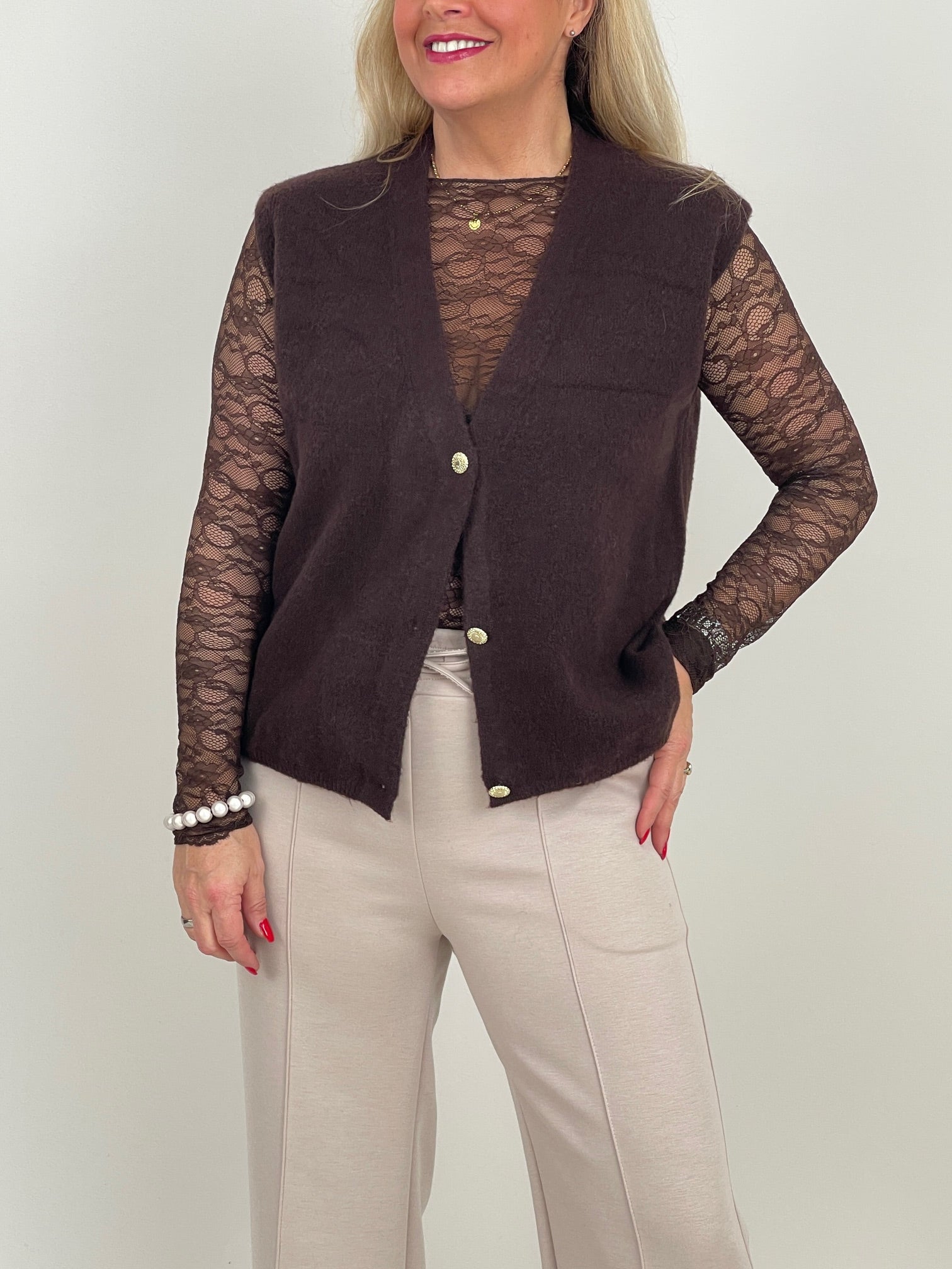 Strickweste mit goldfarbenen Knöpfen in Mokka Art. 6560