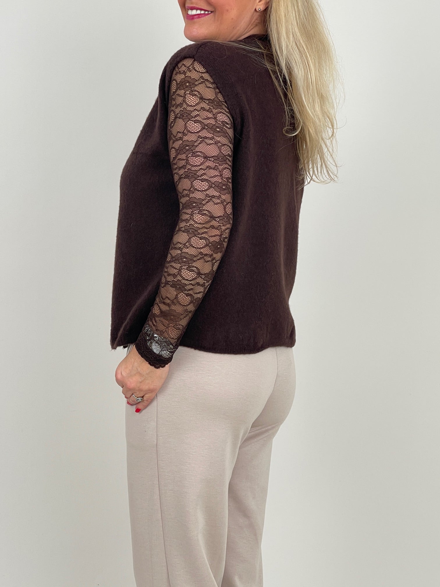 Strickweste mit goldfarbenen Knöpfen in Mokka Art. 6560