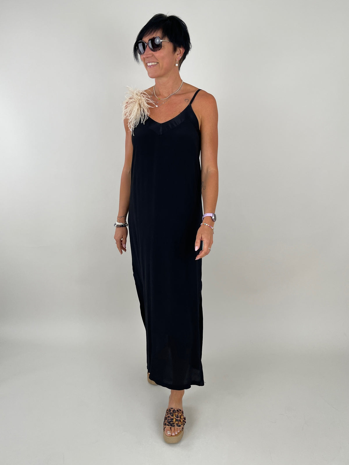 Kleid Satin-Ausschnitt in Schwarz
