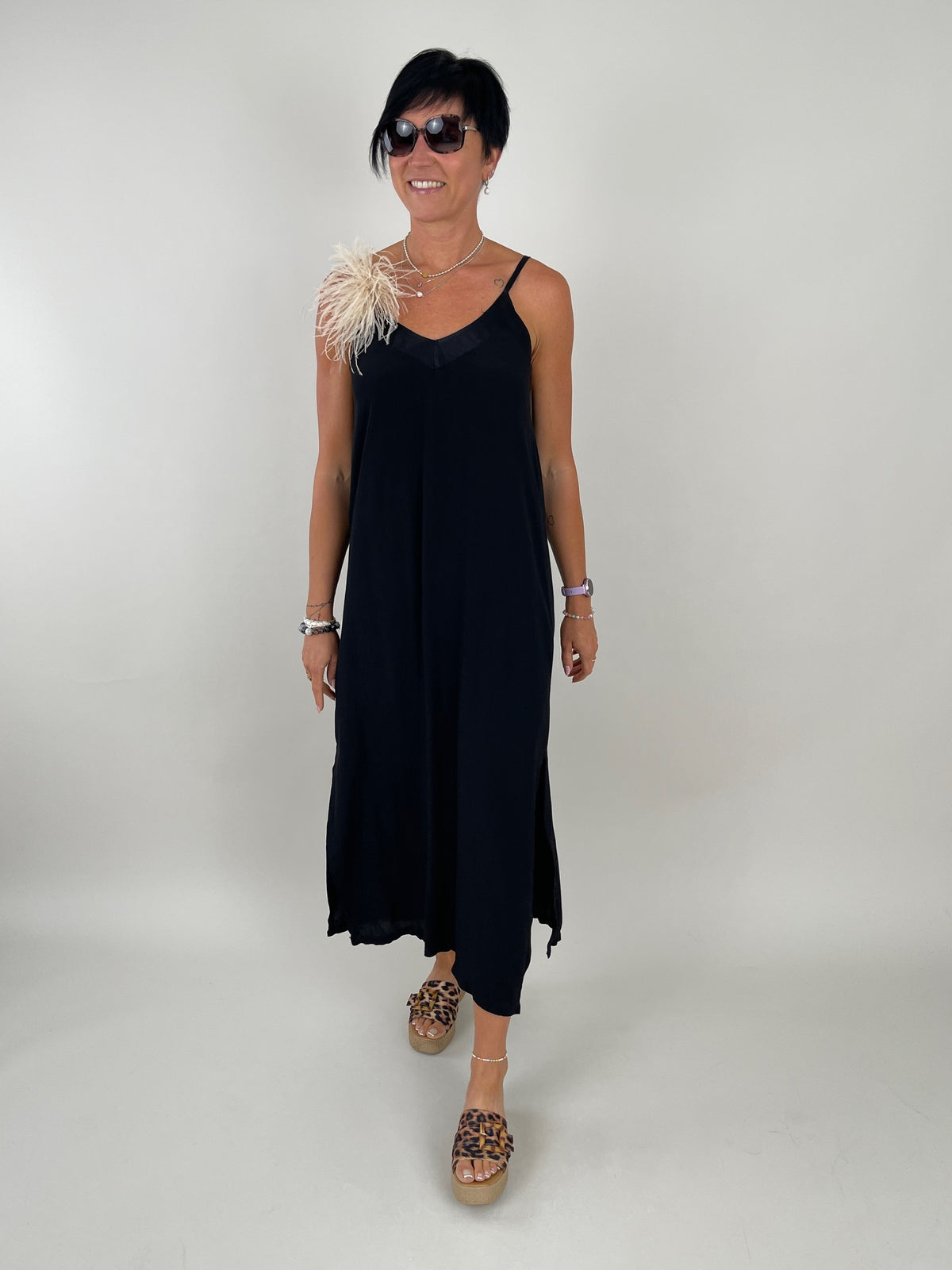 Kleid Satin-Ausschnitt in Schwarz