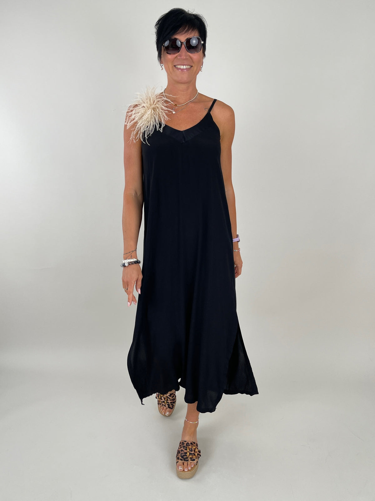 Kleid Satin-Ausschnitt in Schwarz