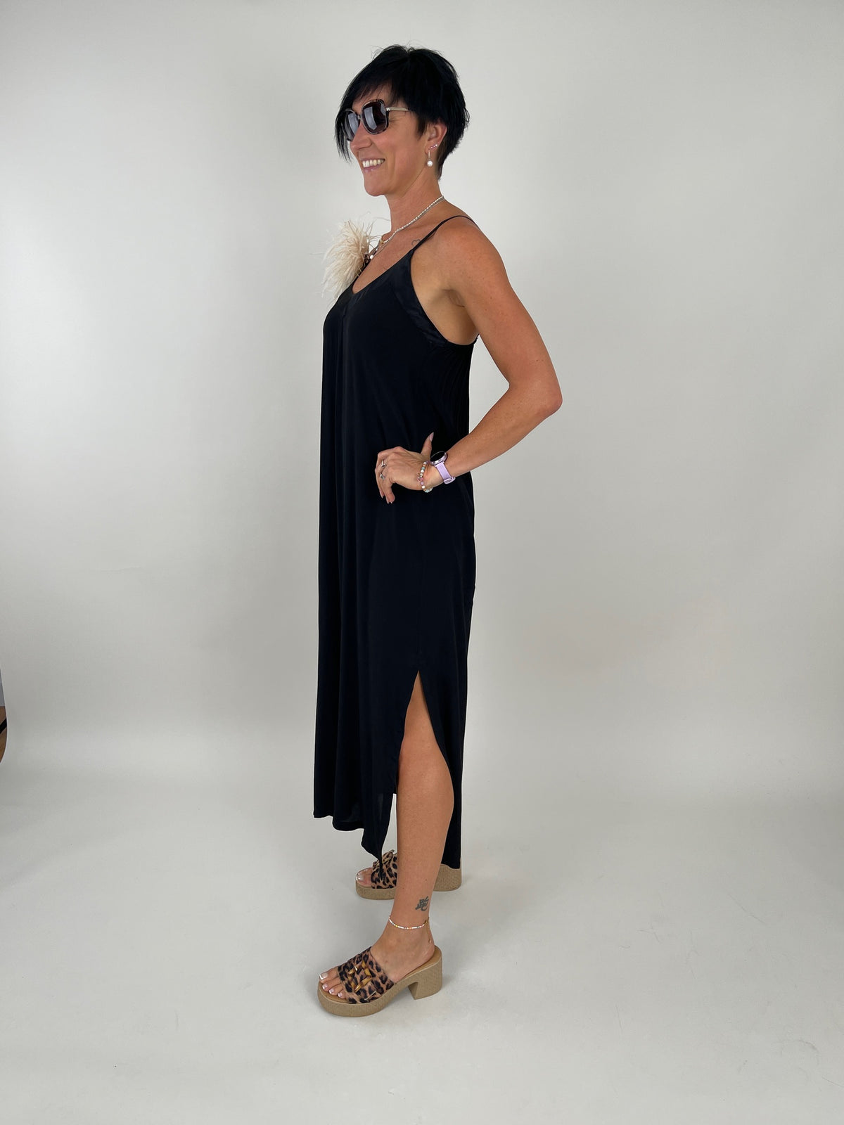 Kleid Satin-Ausschnitt in Schwarz