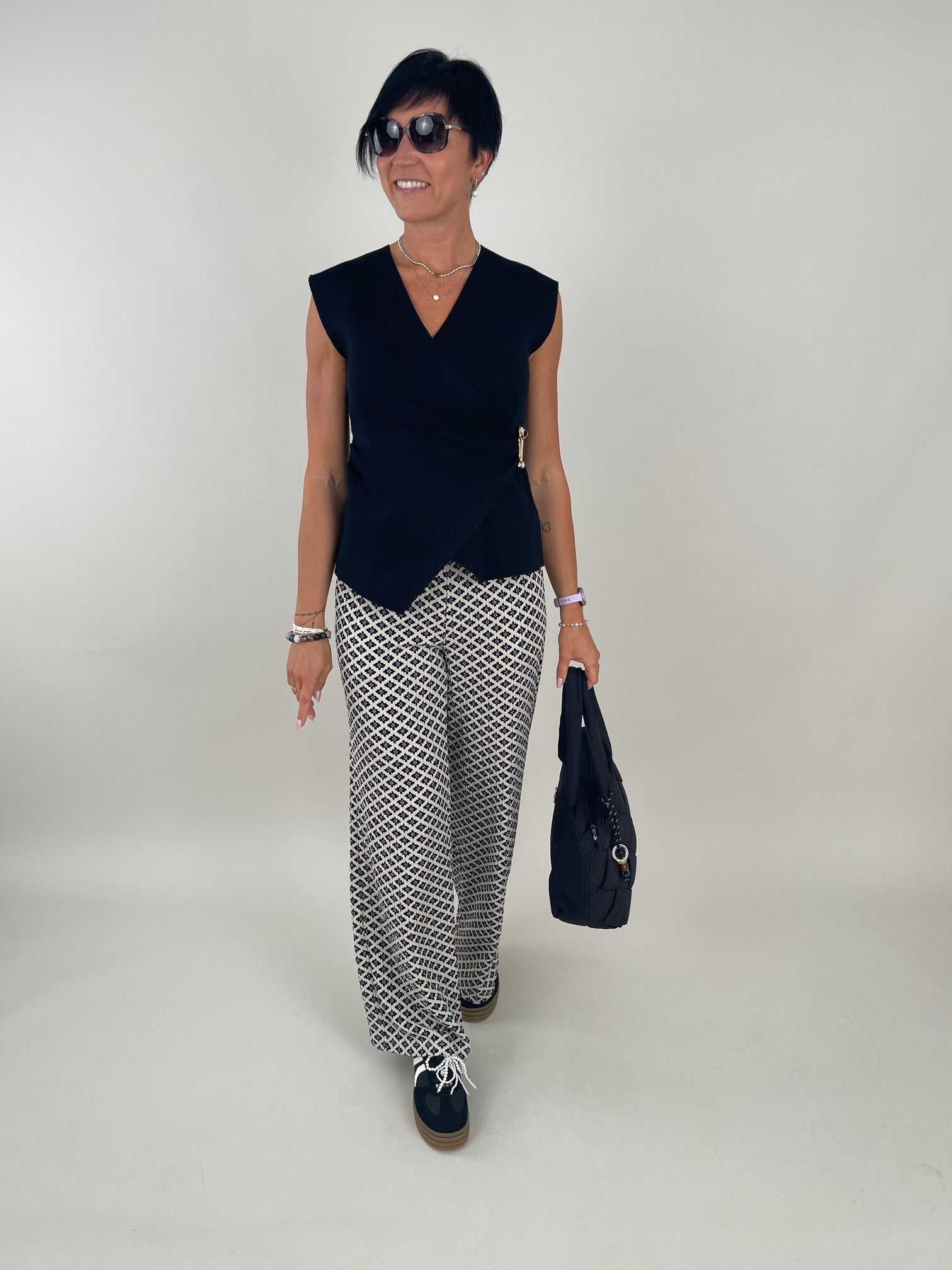 Top mit Brosche in Schwarz Artikel 6209