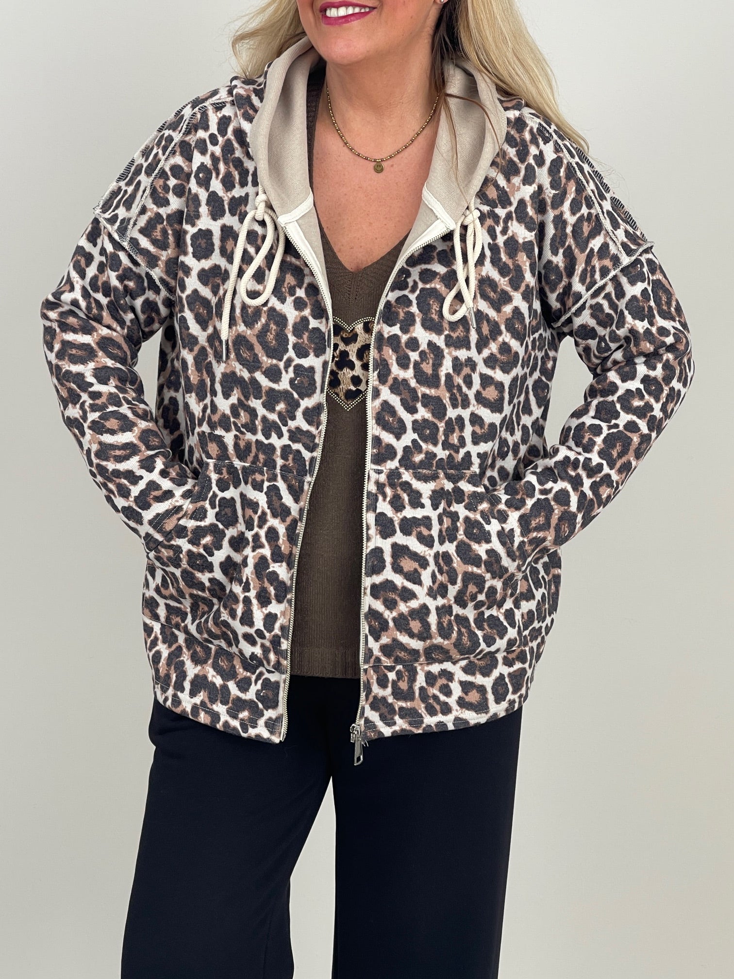 Jacke mit Kapuze Feinstrick im Leo-Muster Artikel 6543